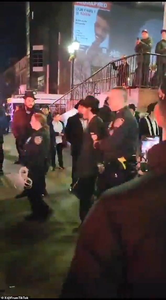 Auf dem Bild sind junge Männer zu sehen, wie sie vom NYPD festgenommen, mit Handschellen gefesselt und abgeführt werden