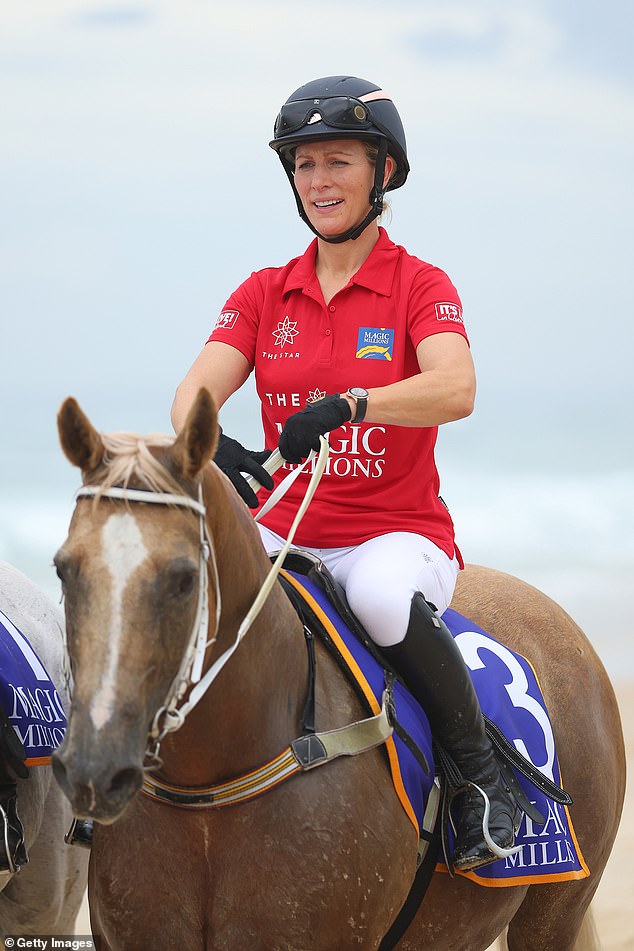 Zara, eine Botschafterin der Veranstaltung, trug weiße Leggings und ein rotes Magic Millions-Polo und ritt auf Pferden