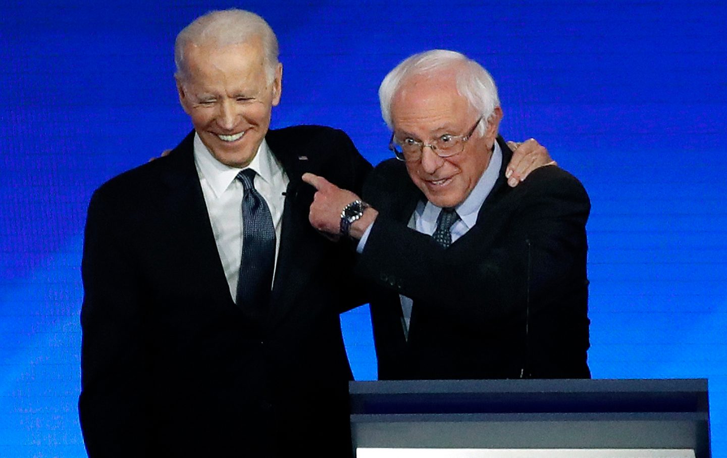 Präsident Joe Biden und Senator Bernie Sanders während einer Präsidentschaftsvorwahldebatte 2020.