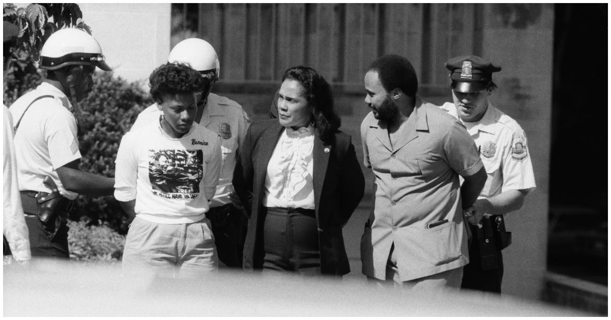 Coretta Scott King wird während einer Protestkundgebung festgenommen