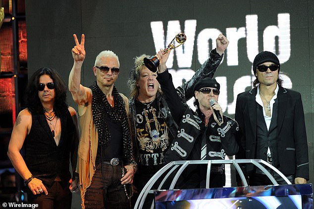 Kottak ist mit seinen ehemaligen Scorpions-Bandkollegen Pawel Maciwoda, Rudolf Schenker, Klaus Meine und Matthias Jabs bei den World Music Awards 2010 abgebildet