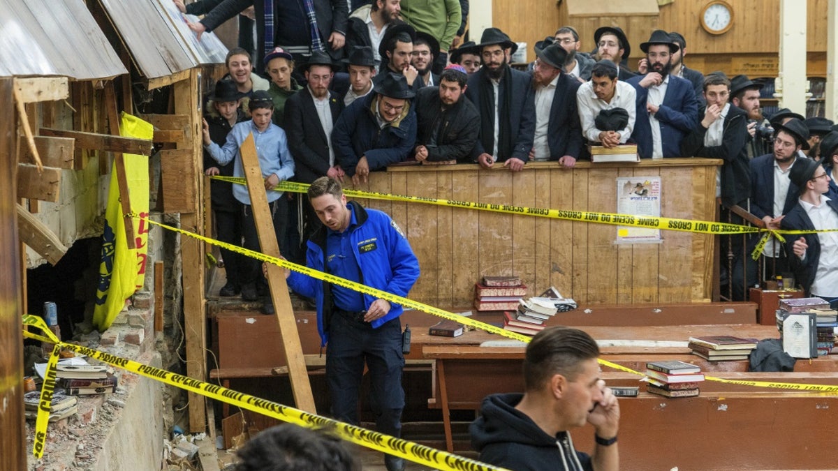 Jüdische Studenten beobachten, wie die Polizei eine Synagoge in Brooklyn absperrt 