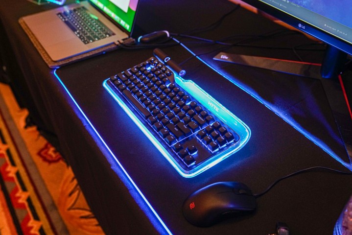 Ein blaues Licht auf der Hyte Keeb-Tastatur auf der CES 2024.