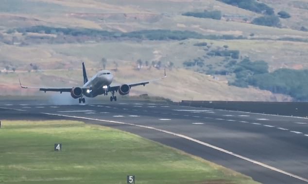 Das Flugzeug sprang wieder in die Luft und der Pilot bemerkte, dass das linke Triebwerk anfing, Dämpfe auszustoßen, und entschied sich, zur Wartung am Flughafen Las Palmas auf Gran Canaria zu landen