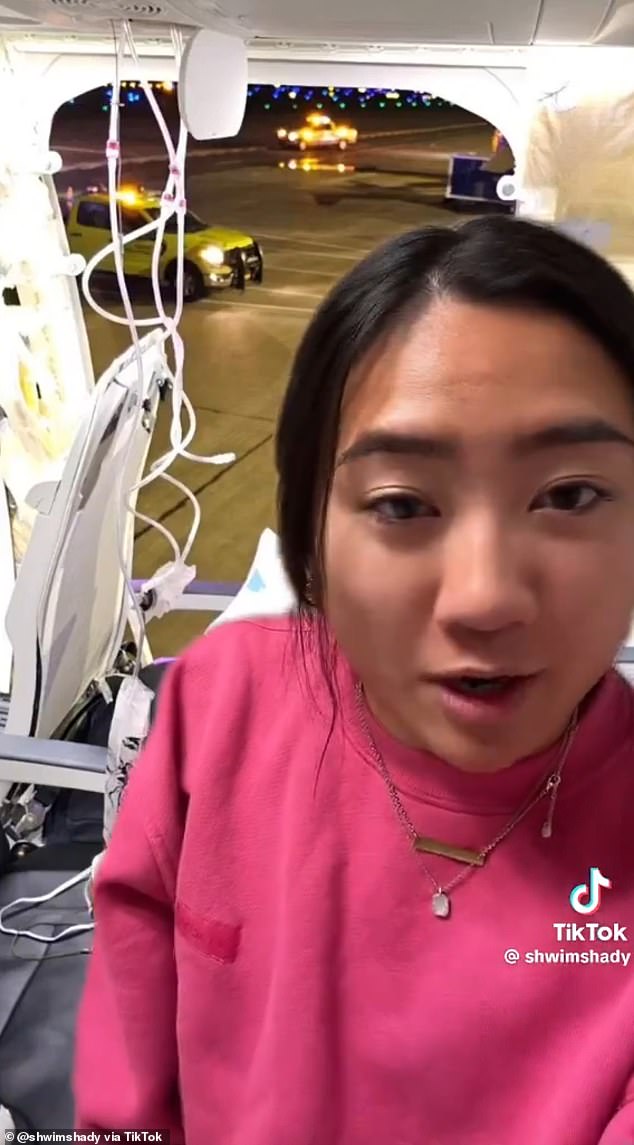 Eine Passagierin, Emma Vu, ging zu TikTok, nachdem sie den Horrorflug, der nur 20 Minuten in der Luft war, lebend überstanden hatte