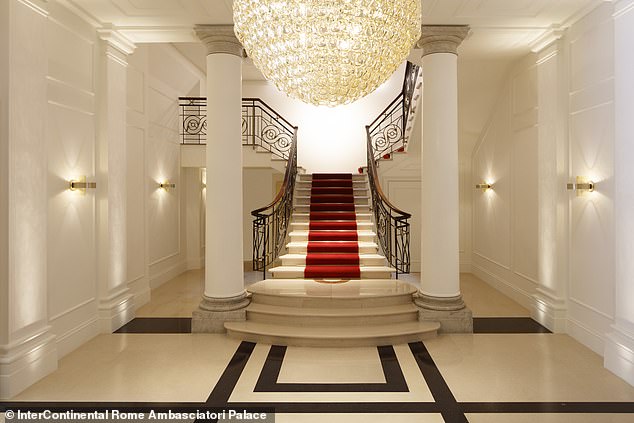 „Die wunderschöne Eingangshalle (im Bild) verfügt über die originale, majestätische Treppe aus weißem Marmor, die mit einem kardinalroten Teppich geschmückt ist“, schreibt Ian