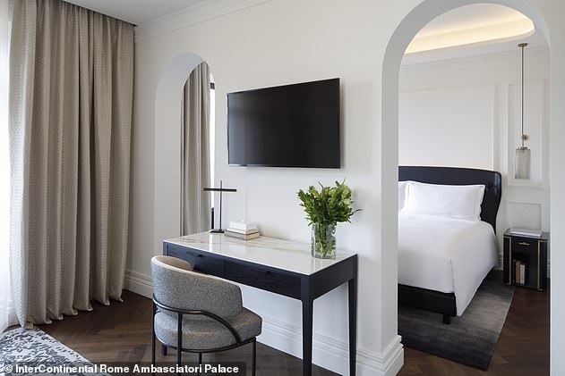 Ian ist beeindruckt von den „cleveren Designdetails“ wie den „Einbauleuchten und Spiegeln“ im Hotel.  Im Bild: Eine Junior Suite