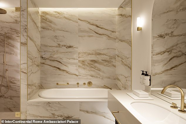 Badezimmer, wie das hier abgebildete, sind mit Marmor verkleidet und verfügen über übergroße Duschen, an der Wand hängende Handtuchwärmer und an der Wand montierte hochwertige Toilettenartikel.