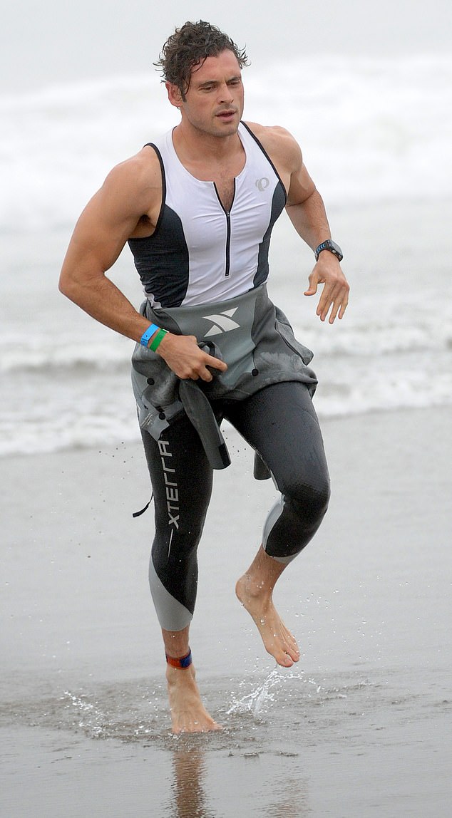 Adan Canto, oben abgebildet, nahm 2016 an einem Triathlon in Malibu, Kalifornien, teil und starb im Alter von 42 Jahren an Krebs, nachdem er privat gegen die Krankheit gekämpft hatte