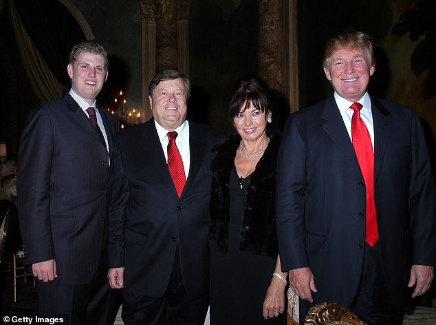 Von links nach rechts posieren Eric Trump, Viktor Knavs, Amalija Knavs und Donald Trump 2006 für ein Gruppenporträt im Mar-a-Lago Club