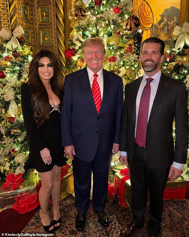 Die frühere Moderatorin von Fox News, Kimberly Guilfoyle, hat am Dienstag, dem 26. Dezember, auf ihrem Instagram auch ein Bild mit ihrem Verlobten Don Jr. und dem ehemaligen Präsidenten Donald Trump vor dem Hintergrund von Mar-a-Lago-Weihnachtsdekorationen gepostet