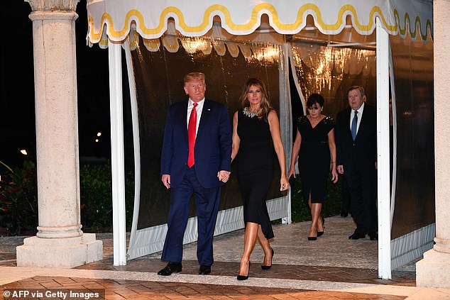 Melania und Donald Trump kommen am 24. Dezember 2019 zum Heiligabendessen mit den Eltern der ehemaligen First Lady, Viktor Knavs und Amalija Knavs, nach West Palm Beach, Florida