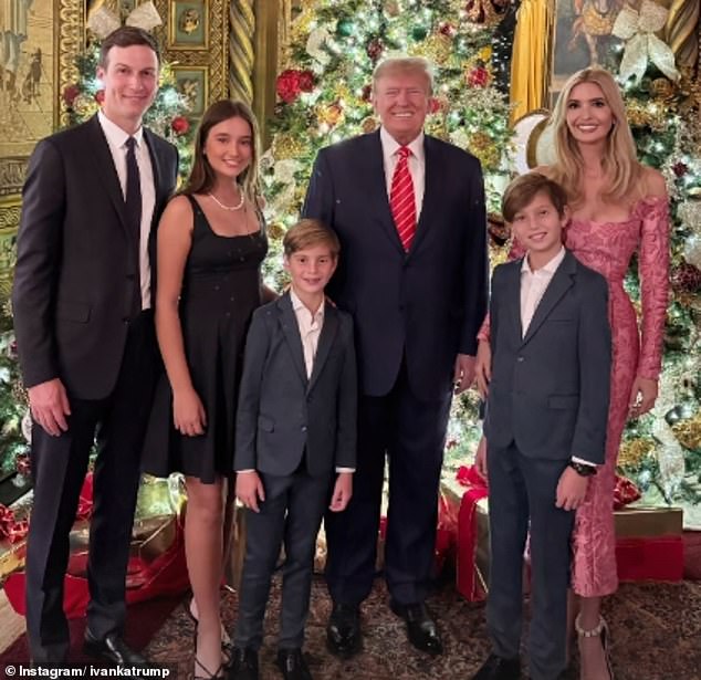 Ivanka Trump, 42, Ehemann Jared Kushner, 42, und ihre drei Kinder – Arabella, 12, Joseph, 10 und Theodore, sieben – wurden am 26. Dezember mit dem ehemaligen Präsidenten Trump fotografiert