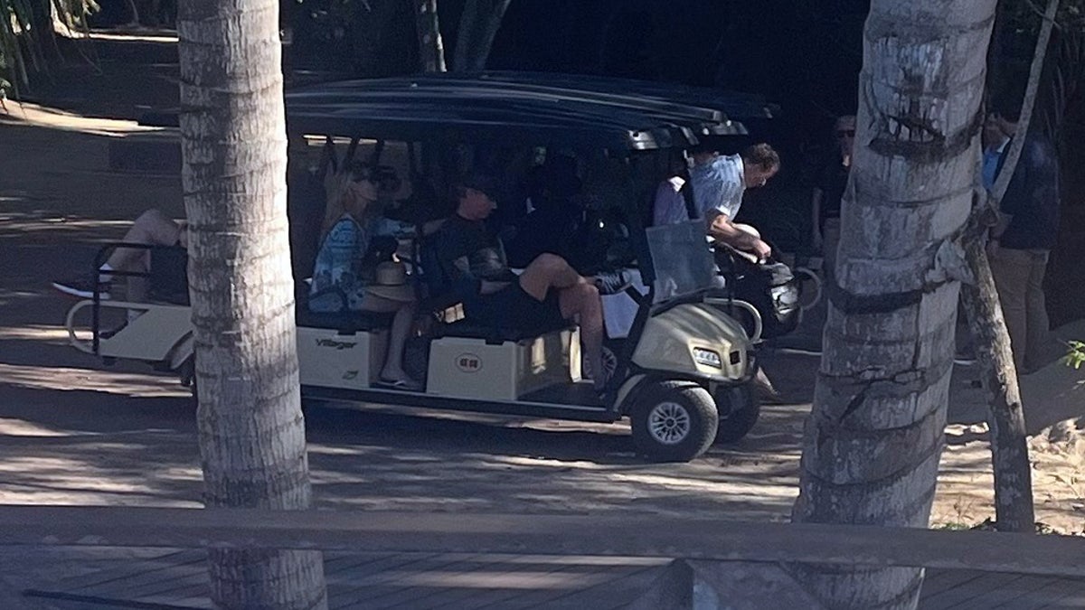 Der kalifornische Gouverneur Newsom sitzt in einem Golfwagen