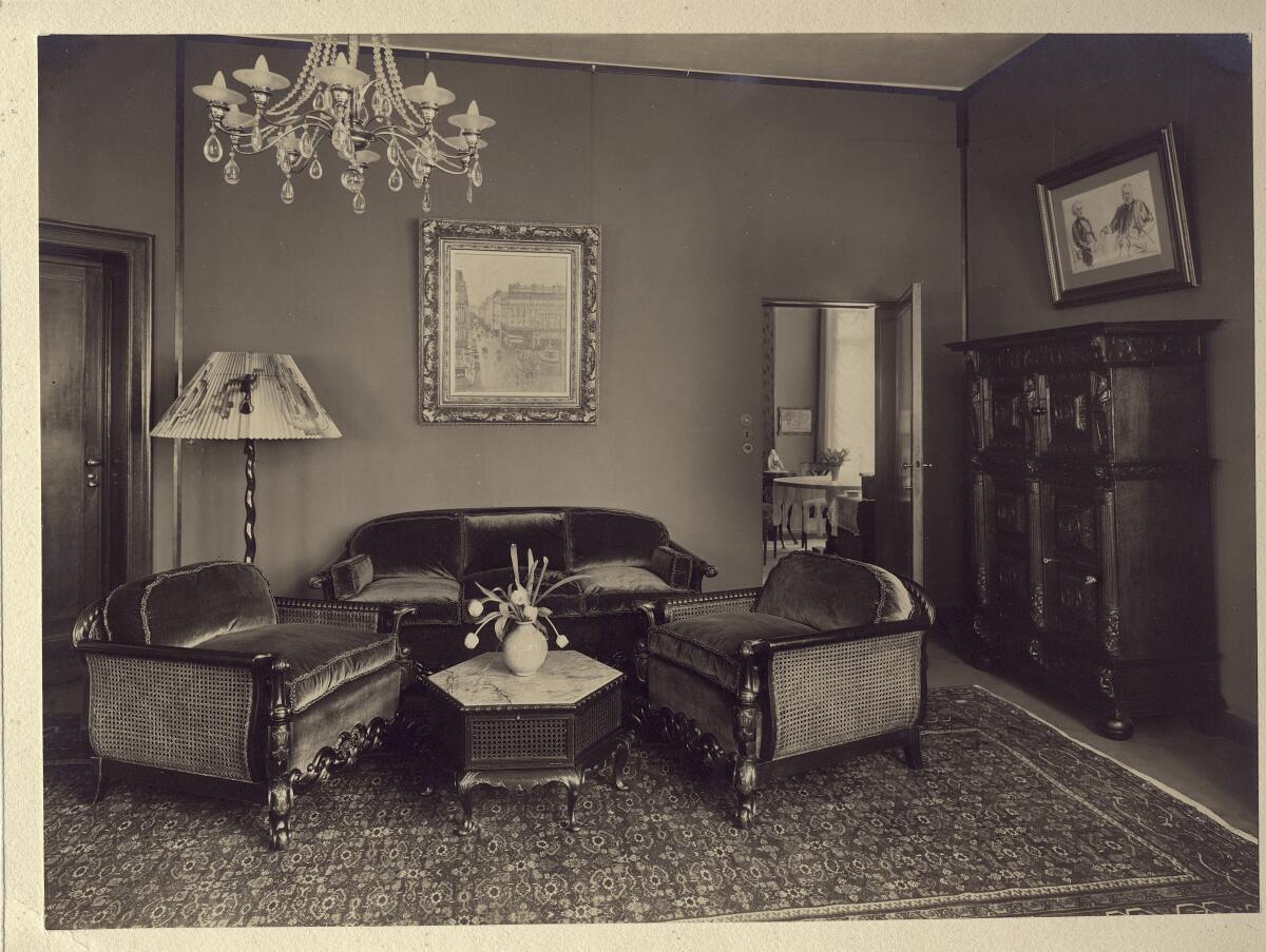 Ein von der Familie Cassirer zur Verfügung gestelltes Foto zeigt das Pissarro-Gemälde, das in den 1920er Jahren im Haus der Familie in Berlin hing.