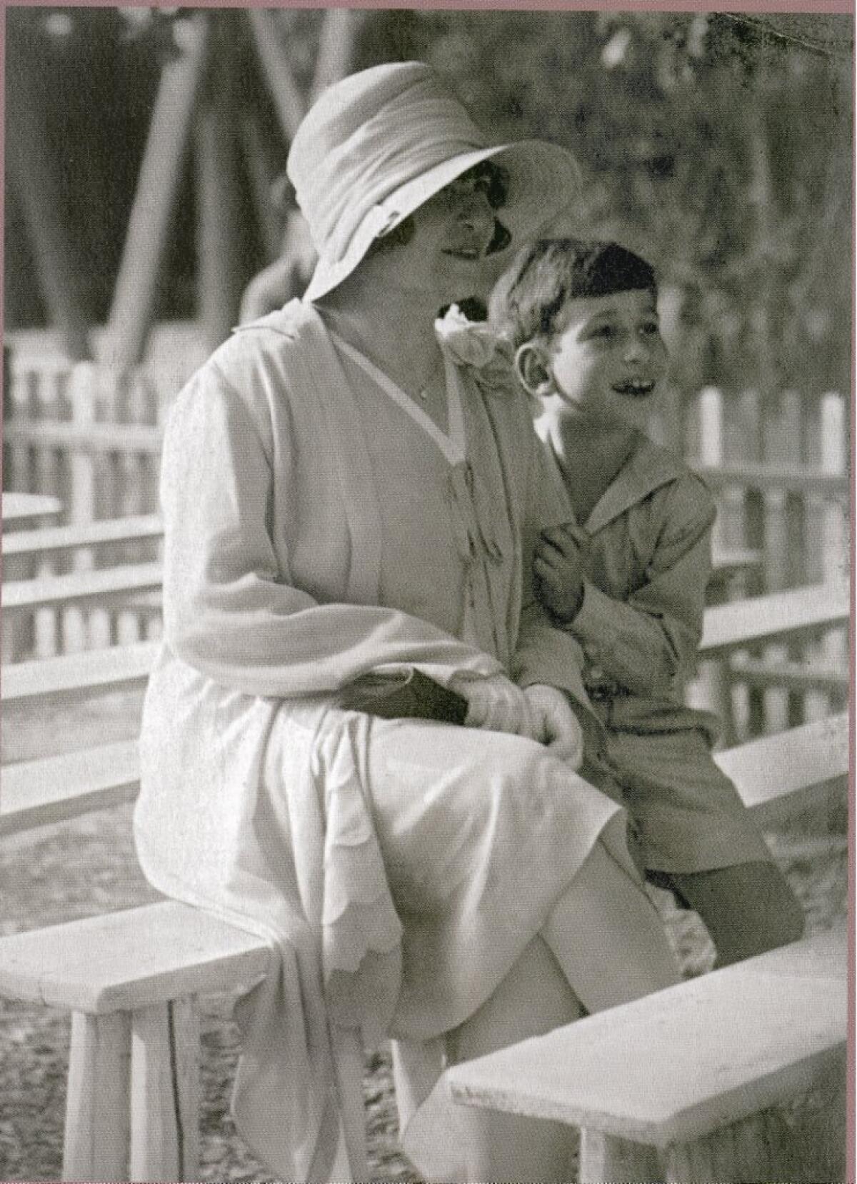 Ein Foto der Familie von Claude Cassirer als kleiner Junge mit seiner Großmutter Lilly Cassirer.