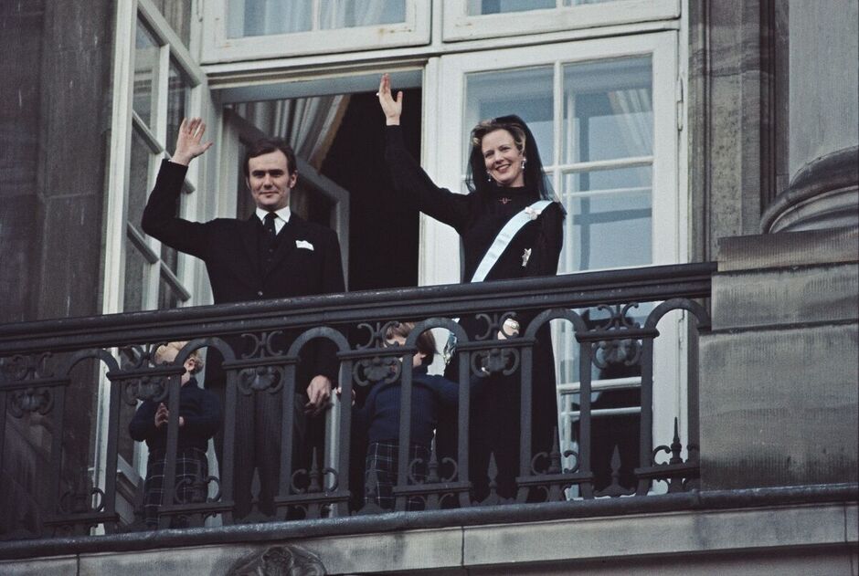 Königin Margrethe winkt der Menge nach der Verkündigung ihrer Thronfolge auf dem dänischen Thron im Jahr 1972 zu