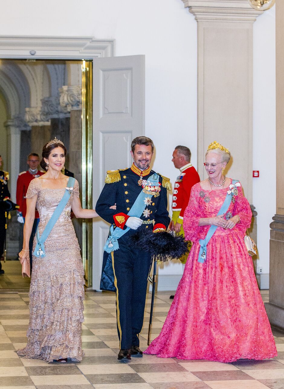 Königin Margrethe geht mit Frederik und Maria spazieren