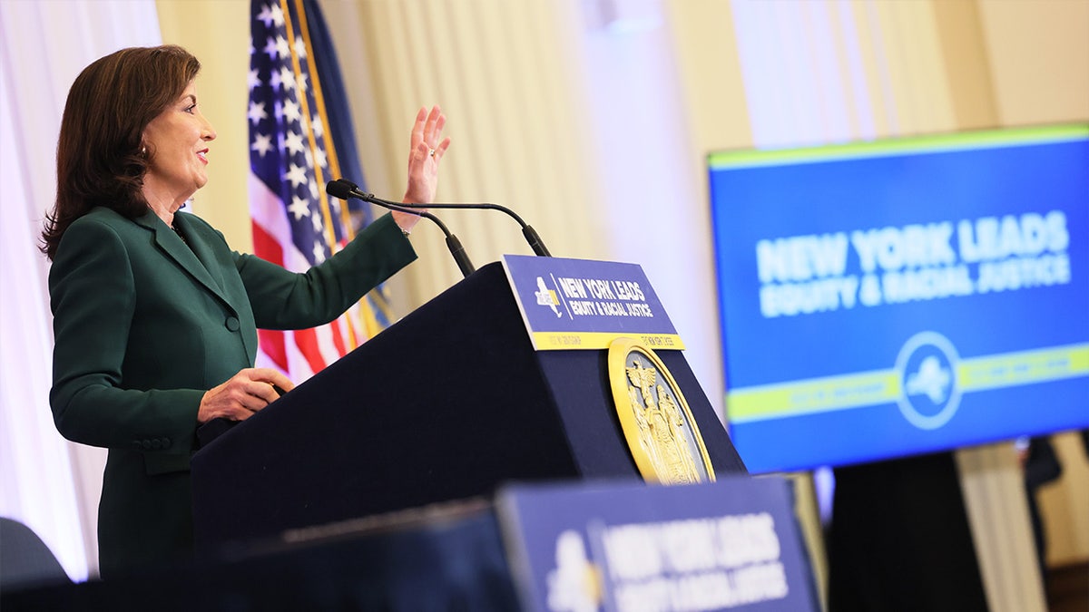 Die Gouverneurin von New York, Kathy Hochul, spricht während einer Pressekonferenz