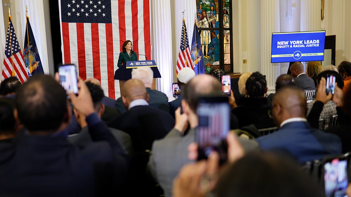 New Yorks Gouverneurin Kathy Hochul spricht auf einer Pressekonferenz
