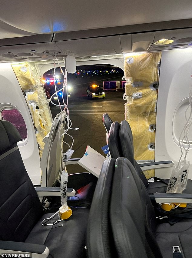 Auf einem Flug der Alaska Airlines ist eine Fensterscheibe zerplatzt, was die Befürchtung aufkommen lässt, dass ein ungesichertes Kleinkind aus dem Flugzeug gesaugt worden sein könnte