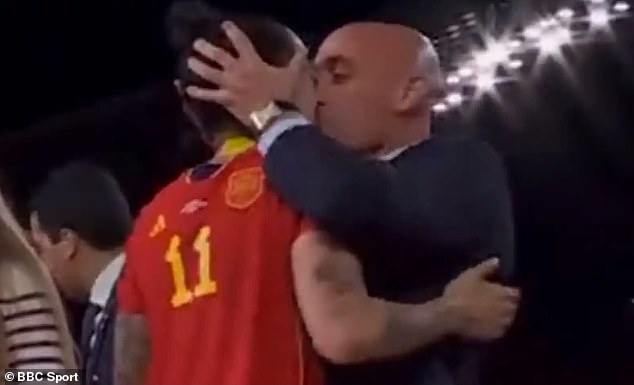Rubiales wurde im Oktober für drei Jahre vom Fußball ausgeschlossen, nachdem sie die spanische Stürmerin Hermoso nach ihrem Sieg über England bei der Weltmeisterschaft ohne ihre Zustimmung auf die Lippen geküsst hatte
