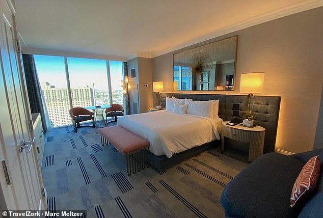 Ein Flattern wert?  Oben abgebildet ist Marcs Unterkunft im Fontainebleau – ein „Bleau“-Zimmer, das kleinste der drei verfügbaren Zimmergrößen des Hotels.  Marc sagt, es fühlte sich „eher gemütlich als luxuriös“ an