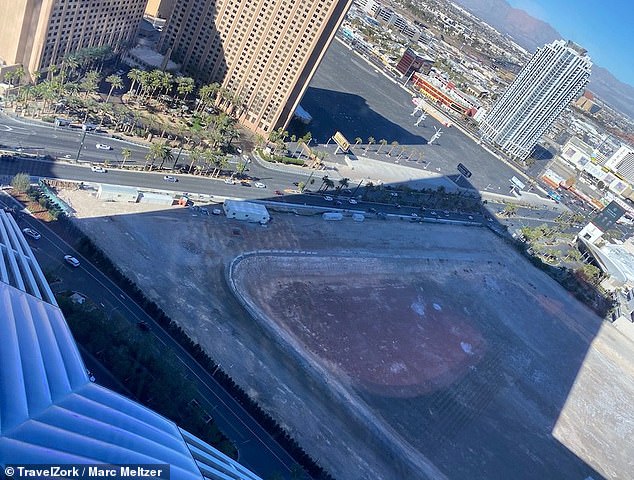 Marcs Zimmerblick – hauptsächlich das leere Las Vegas Festivalgelände und ein leerer Parkplatz für die All Net Arena