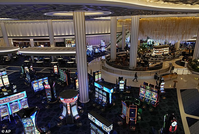 Die riesige Casino-Etage verfügt über 1.300 Spielautomaten und 128 Spieltische