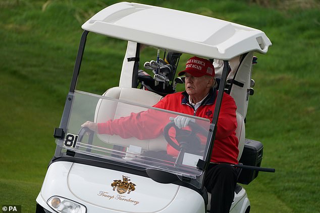 Der ehemalige US-Präsident Donald Trump spielt im Mai 2023 Golf auf seinem Golfplatz Trump Turnberry