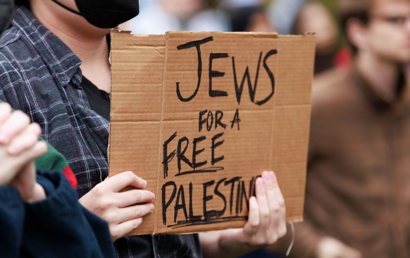 Ein Demonstrant hält in Dunn Meadow an der Indiana University ein Plakat mit der Aufschrift „Juden für ein freies Palästina“, um gegen die israelische Bodenoperation im Gazastreifen zu demonstrieren.  Die Kundgebung trug den Titel „Stand With Gaza“.  Sammeln Sie sich und trauern Sie um das unschuldige Leben der Palästinenser.“