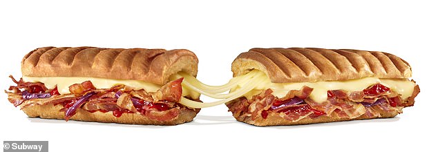 Der neue Stacked Bacon & Cheese SubMelt ist eine perfekte Balance aus Käse und knusprigem Speck, getränkt mit karamellisierten roten Zwiebeln und Ketchup