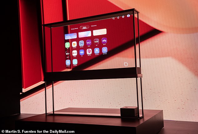 LG rollte den 77-Zoll-Wireless-Bildschirm bei einer Pressekonferenz am Montagmorgen auf die Bühne