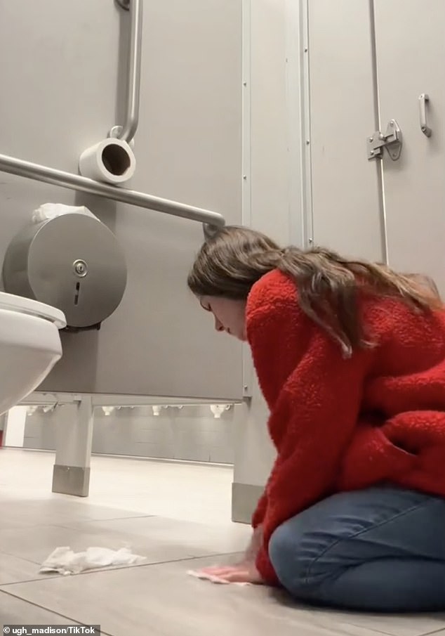 Das neueste Video des Influencers ging auf TikTok viral und erreichte über 4,6 Millionen Aufrufe, in dem es angeblich darum geht, bei Target ohne Bezahlung die Toiletten zu putzen, den Müll zu leeren und Regale aufzufüllen