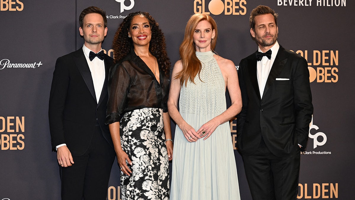 Die Besetzung von Suits posiert gemeinsam während der Golden Globes