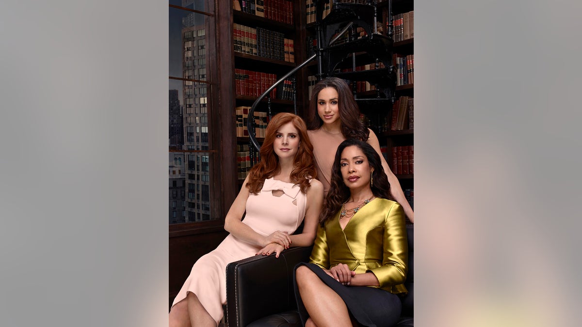 Sarah Rafferty, Meghan Markle und Gina Torres in den Rollen während einer Promo für Suits