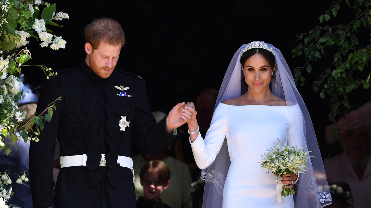 Prinz Harry hält Meghan Markles Hand an ihrem Hochzeitstag