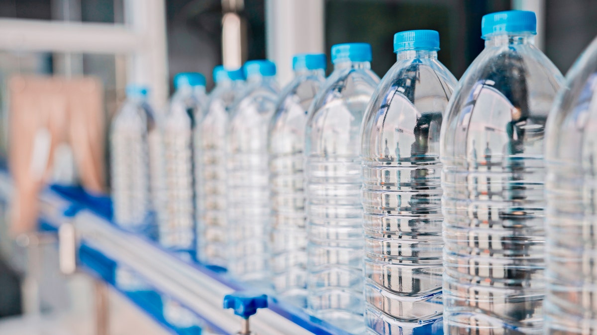 Reihe von Wasserflaschen