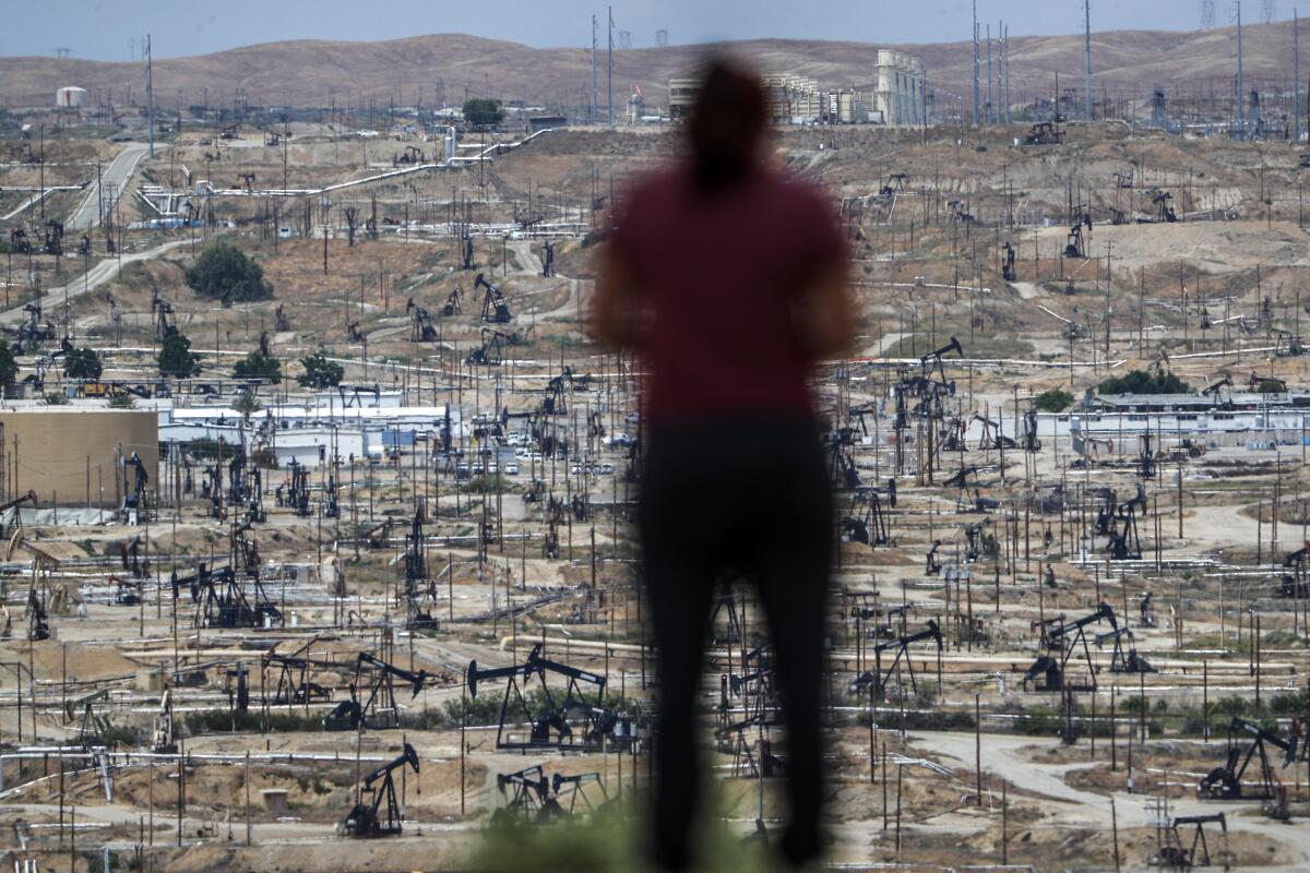 Eine Person blickt im Mai auf Chevrons riesiges Kern River-Ölfeld nördlich von Bakersfield.