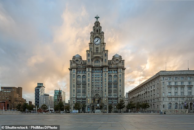 Das Royal Liver Building in Pier Head, Liverpool (sechster Platz), diente gleichzeitig als Drehort für „Batman“ aus dem Jahr 2022