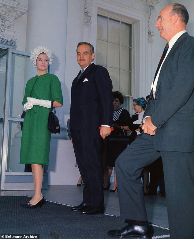 Prinz Rainier und Prinzessin Grace von Monaco treffen sich 1961 im Weißen Haus mit Präsident Kennedy