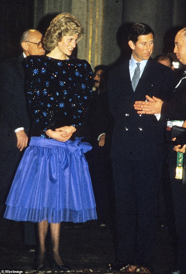 Diana trug das Kleid erstmals 1985 in Italien, während einer königlichen Tournee mit ihrem damaligen Ehemann Charles, Prince of Wales (im Bild), und 1986 erneut beim Vancouver Symphony Orchestra