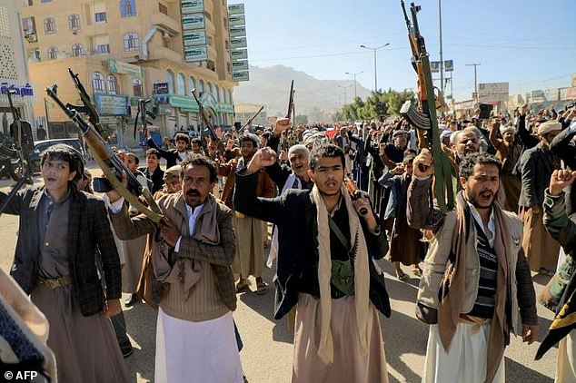 Bewaffnete Demonstranten nehmen an einer Solidaritätskundgebung mit Gaza in der von Rebellen gehaltenen jemenitischen Hauptstadt Sanaa teil.  Antony Blinken warnte vor „Konsequenzen“, wenn die Rebellen nicht aufhören, Schiffe im Roten Meer anzugreifen, und forderte Iran auf, seine Unterstützung für die Rebellen einzustellen
