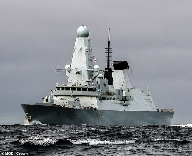 HMS Diamond, ein Zerstörer des Typs 45 im Wert von 1 Milliarde Pfund, bekannt als das Juwel der Royal Navy, schoss die Ziele mit einem Sperrfeuer aus Seeviper-Raketen ab, die sich dreimal so schnell wie der Schall bewegen