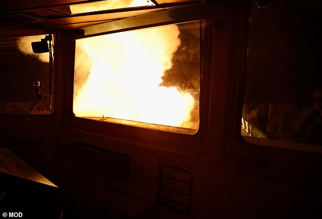 Personal an Bord der HMS Diamond schießt Drohnen ab, die von vom Iran unterstützten Huthi-Rebellen abgefeuert werden