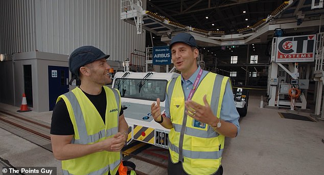 Nicky spricht mit Paul Kilmister, dem britischen Leiter der Lieferkette bei Airbus.  Paul ist verantwortlich für alle Flugzeugteile, die aus anderen europäischen Airbus-Fabriken in das Werk in Broughton gelangen, sowie für die riesigen Flügel, die der BelugaXL zur Montage transportiert