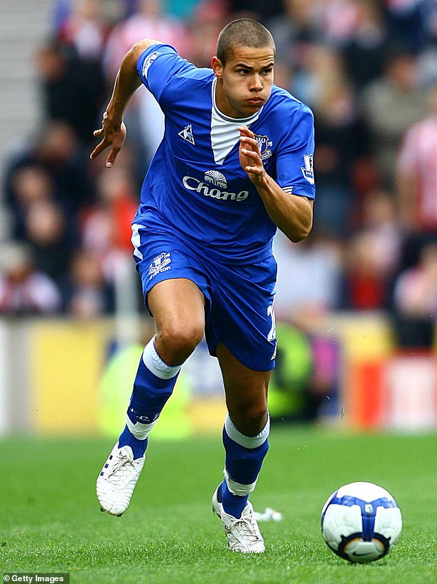 Rodwell gab sein Debüt in der Premier League im Alter von nur 16 Jahren (im Bild als Teenager im Jahr 2010) – und hat seitdem eine verletzungsbedingte Karriere hinter sich