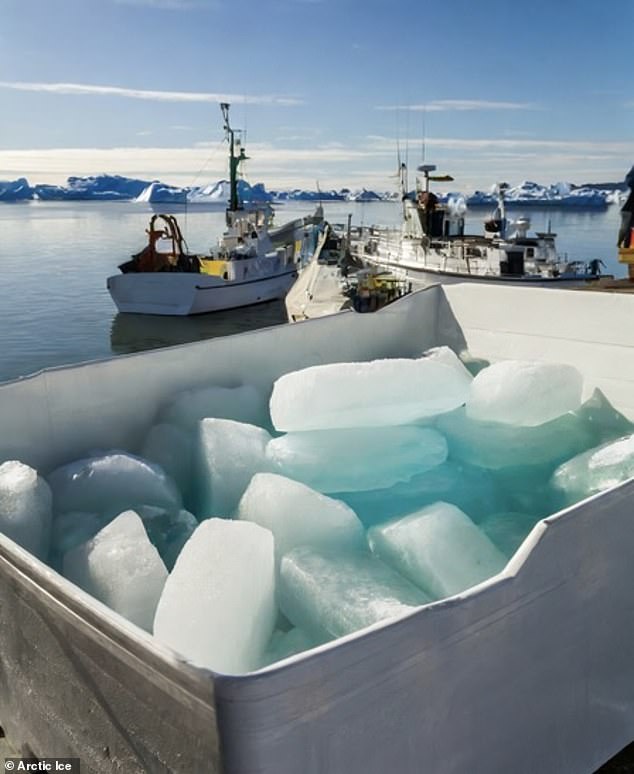 Mit einem Boot mit daran befestigtem Kran holt Arctic Ice das Luxuseis aus Nuup Kangerlua, dem Fjord rund um Grönlands Hauptstadt Nuuk