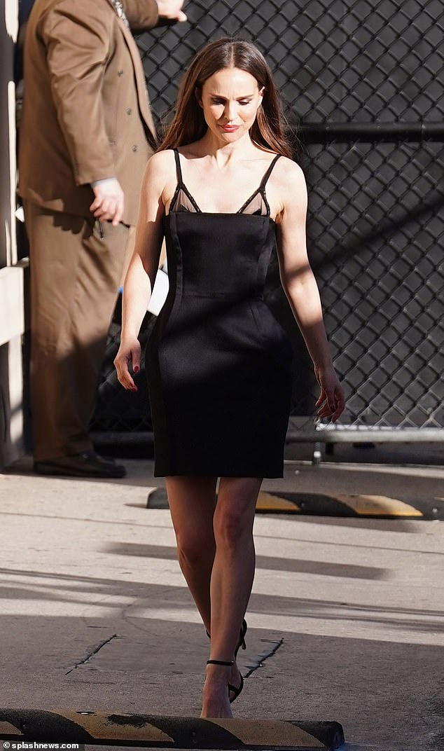 Um den sensationellen neuen Look abzurunden, trug Portman ein Paar schwarze, offene Schuhe mit hohen Absätzen