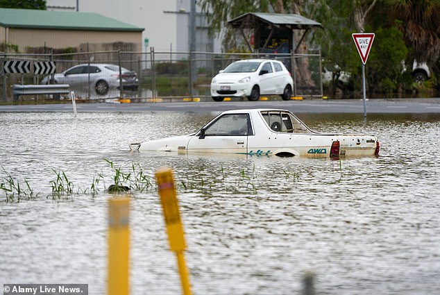 In mehreren Küstengebieten regnete es bis zu 500 mm und überschwemmte Städte, von denen einige fast vollständig unter Wasser standen (Bild)